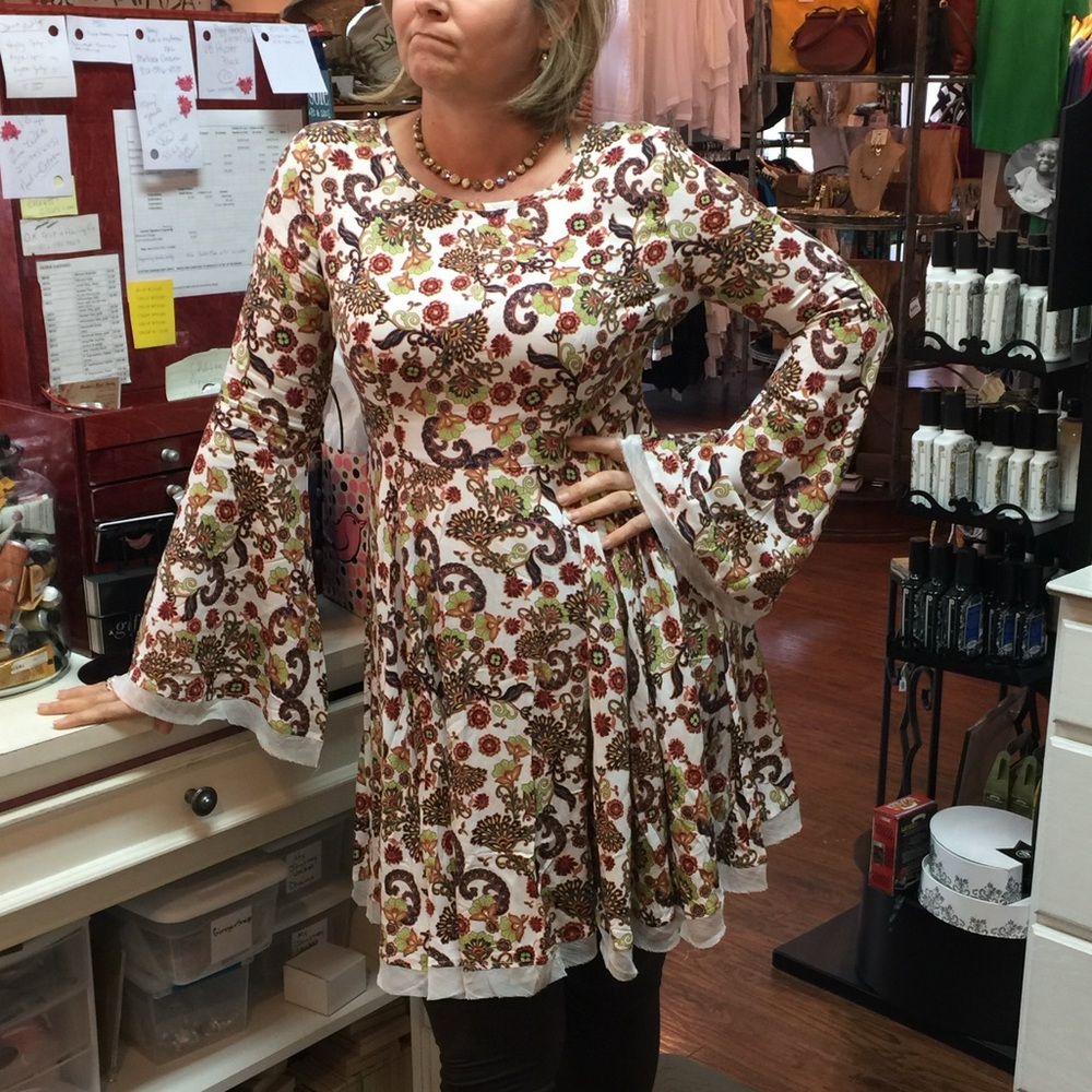 Fit and flare floral dress, bell sleeve. Above the knee. Large